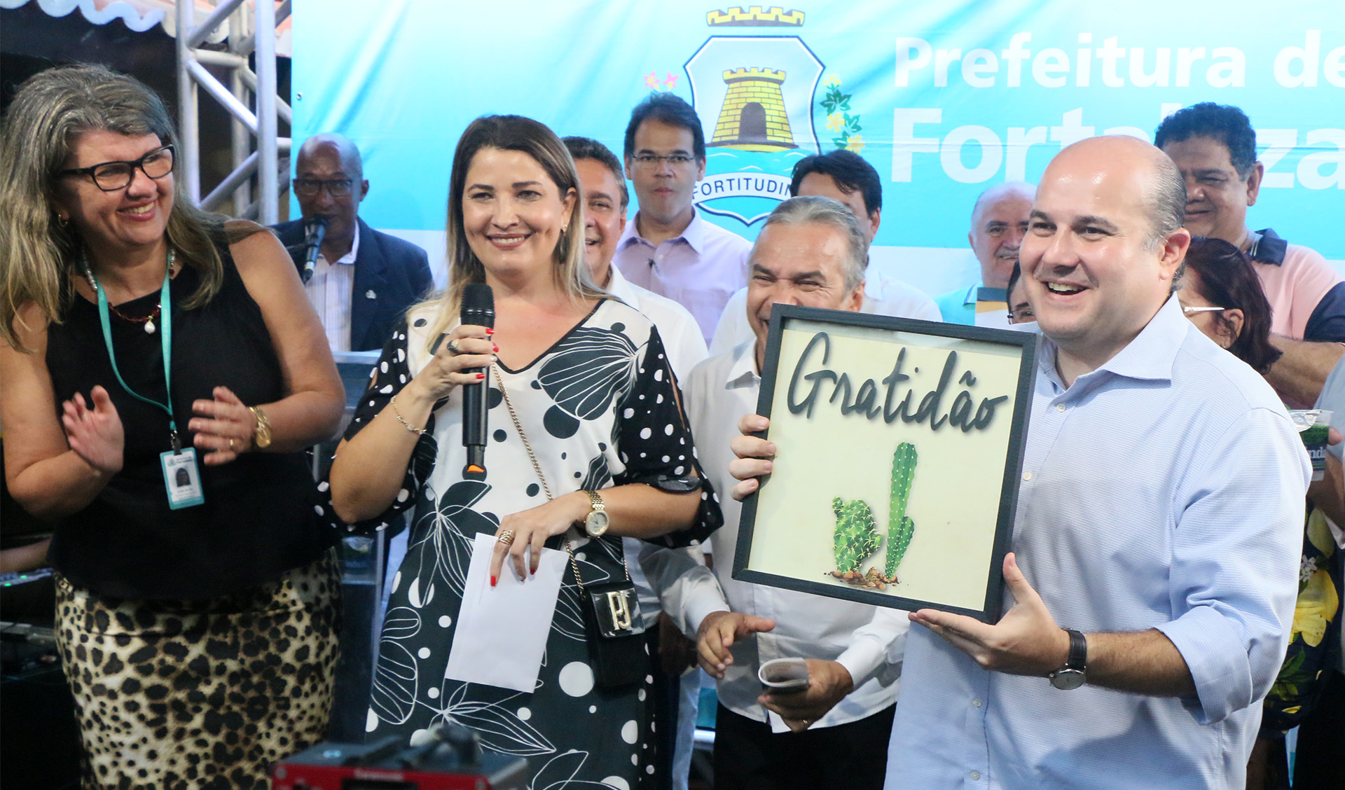 várias pessoas em pé, posando para a foto